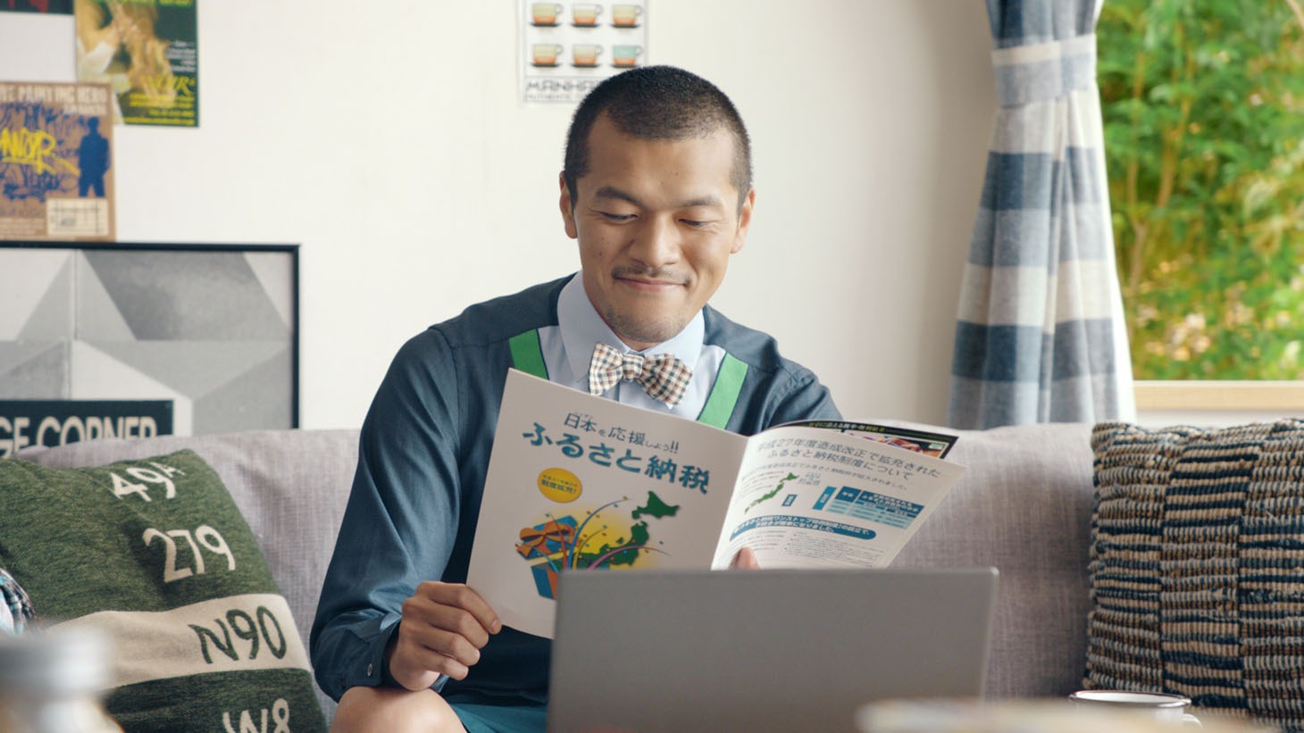 CM「とつげき！さとふる篇」のワンシーン。