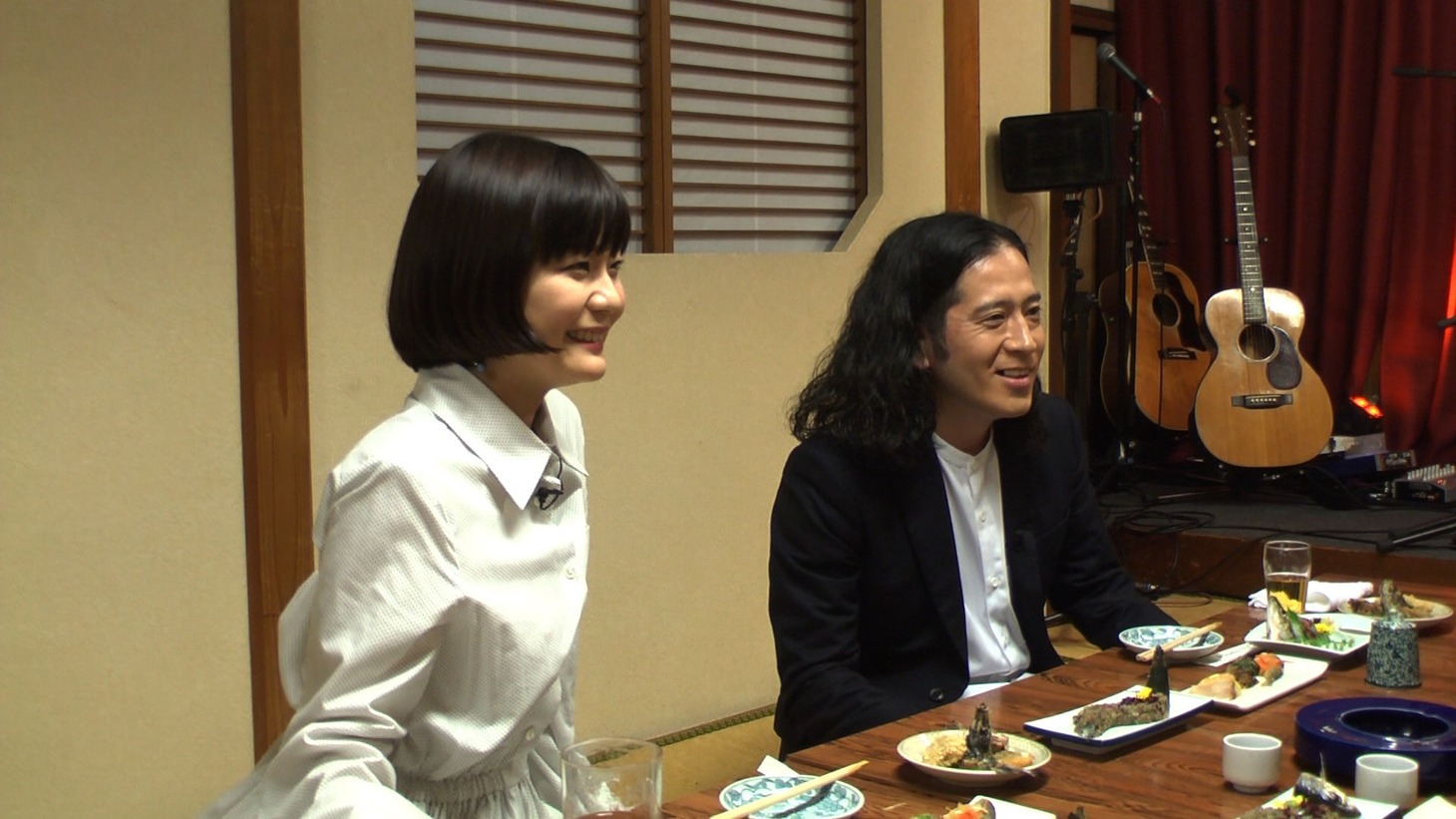 ピース又吉と吉澤嘉代子（左）。