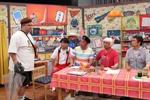 「松本家の休日」に出演するダブルアート真べぇ（左端）。(c)ABC