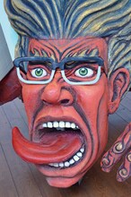 「アンガーマネジメント・片桐号」のフロントにデザインされた片桐仁の顔。