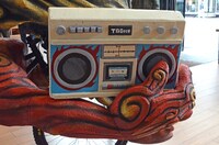 「アンガーマネジメント・片桐号」にて、片桐仁が抱えているラジオ。