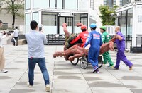 「アンガーマネジメント・片桐号」の試運転をする片桐仁たち。