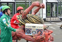 「アンガーマネジメント・片桐号」の試運転をする片桐仁たち。