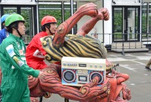 「アンガーマネジメント・片桐号」の試運転をする片桐仁たち。