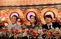 さまぁ～ずと優香（中央）。(c)テレビ朝日