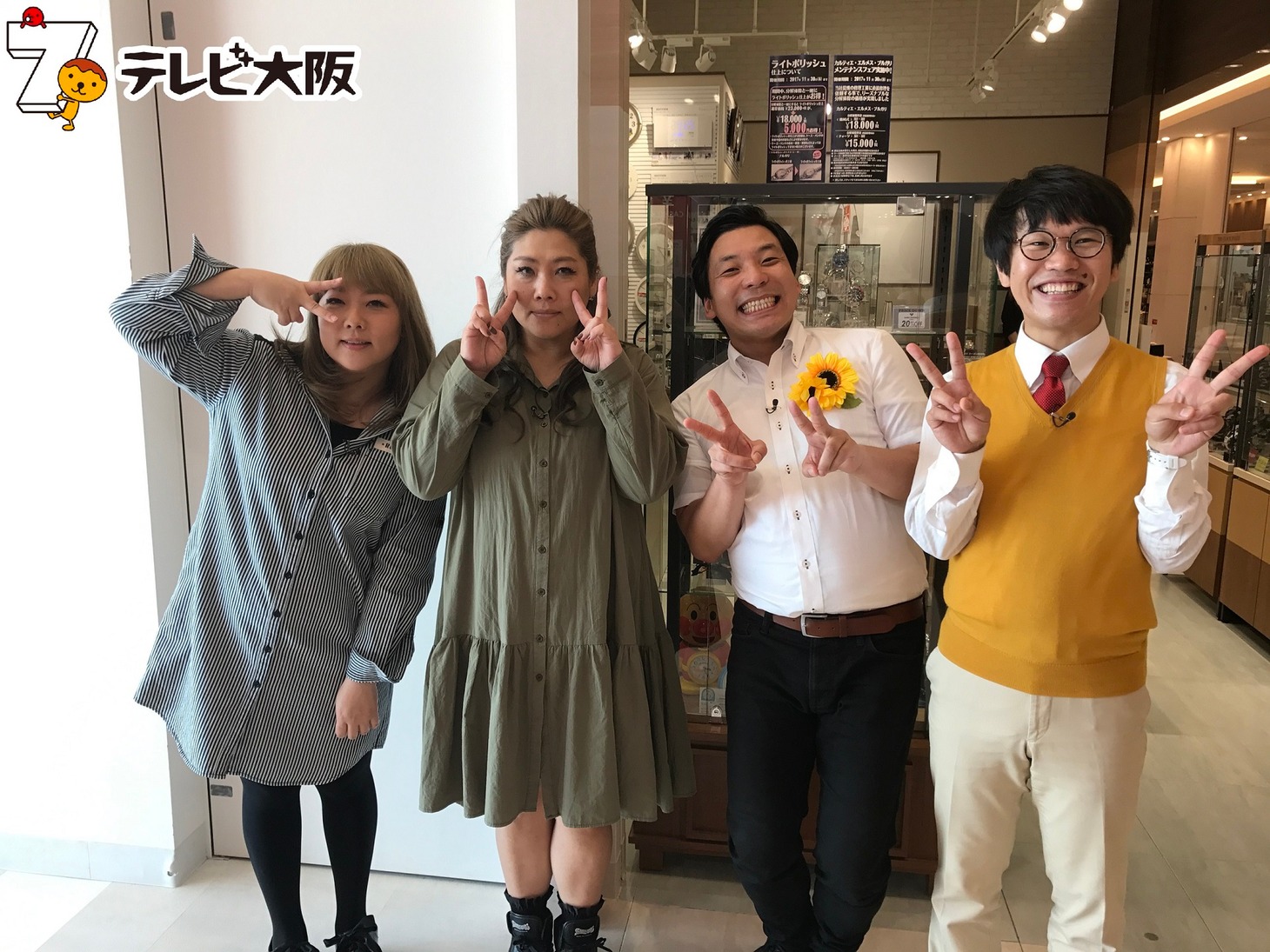 左から海原やすよ ともこ、インディアンス。