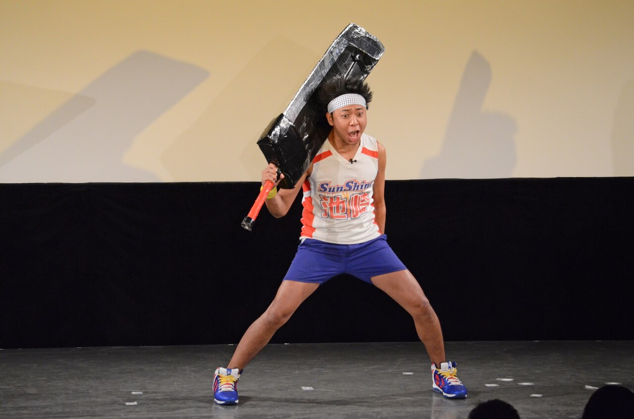 自己紹介するサンシャイン池崎。