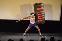 「100tハンマー持ってる系男子あるある」を披露するサンシャイン池崎。