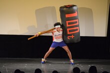 「100tハンマー持ってる系男子あるある」を披露するサンシャイン池崎。