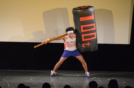 「100tハンマー持ってる系男子あるある」を披露するサンシャイン池崎。