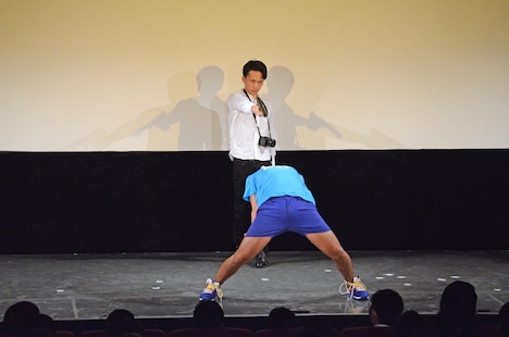 カメラマンのフリをしたスナイパーにサンシャイン池崎が射殺される瞬間。