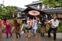 「帰ってきた！ゆり山紅葉の京都びしょ濡れバスツアー 次世代おんな芸人No.1決定戦！」のワンシーン。(c)読売テレビ