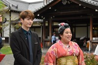 左からソンジェ（超新星）、ゆりやんレトリィバァ。(c)読売テレビ