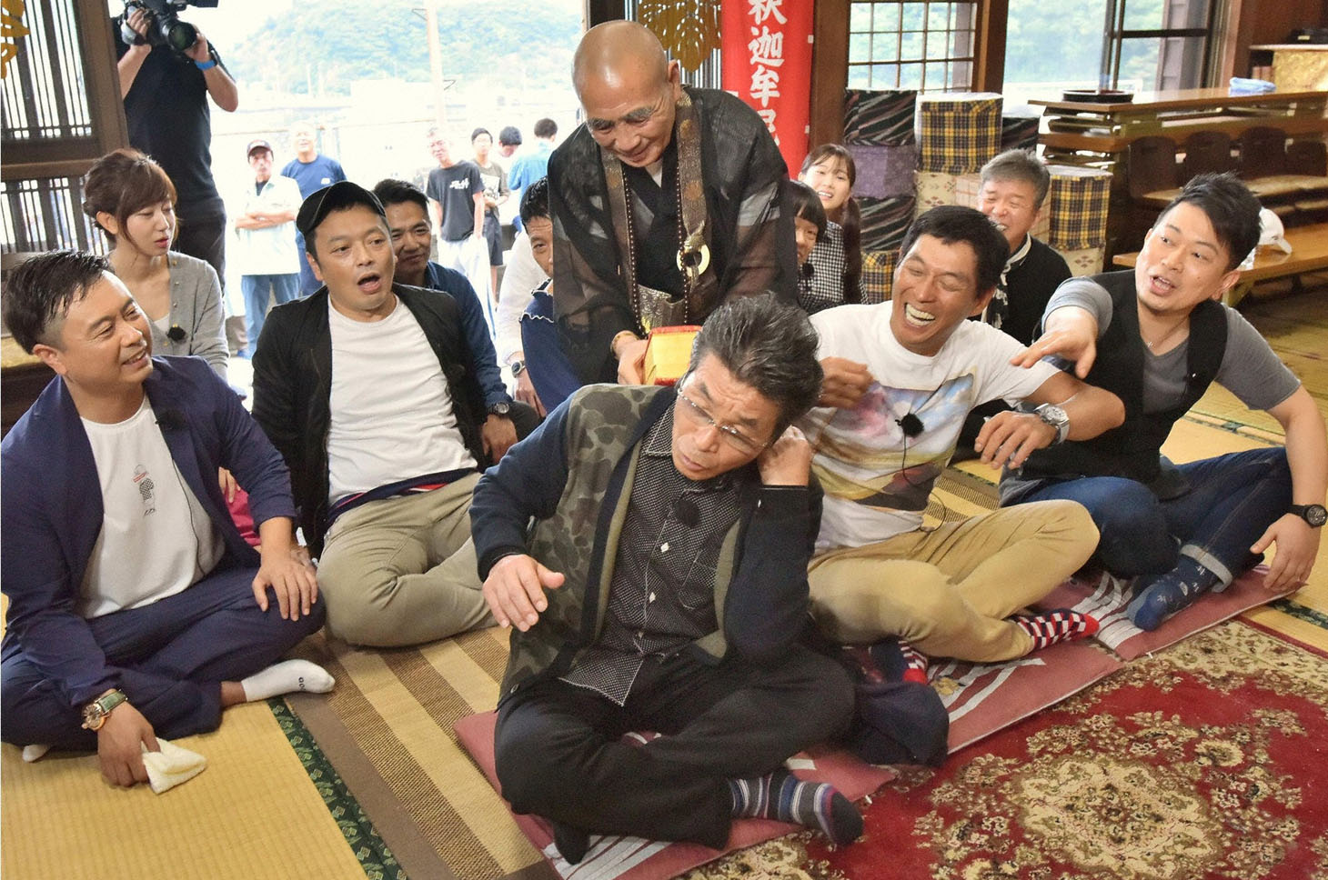 厄払いしてもらう間寛平、明石家さんま、雨上がり決死隊・宮迫。(c)MBS
