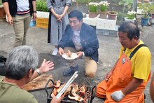 島で獲れた海鮮を味わう明石家さんま。(c)MBS