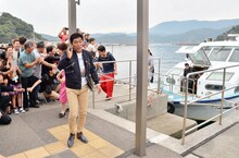 島野浦島の歓迎を受ける明石家さんまら。(c)MBS