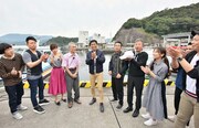 島野浦島の歓迎を受ける明石家さんま一行。(c)MBS