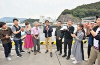 島野浦島の歓迎を受ける明石家さんま一行。(c)MBS