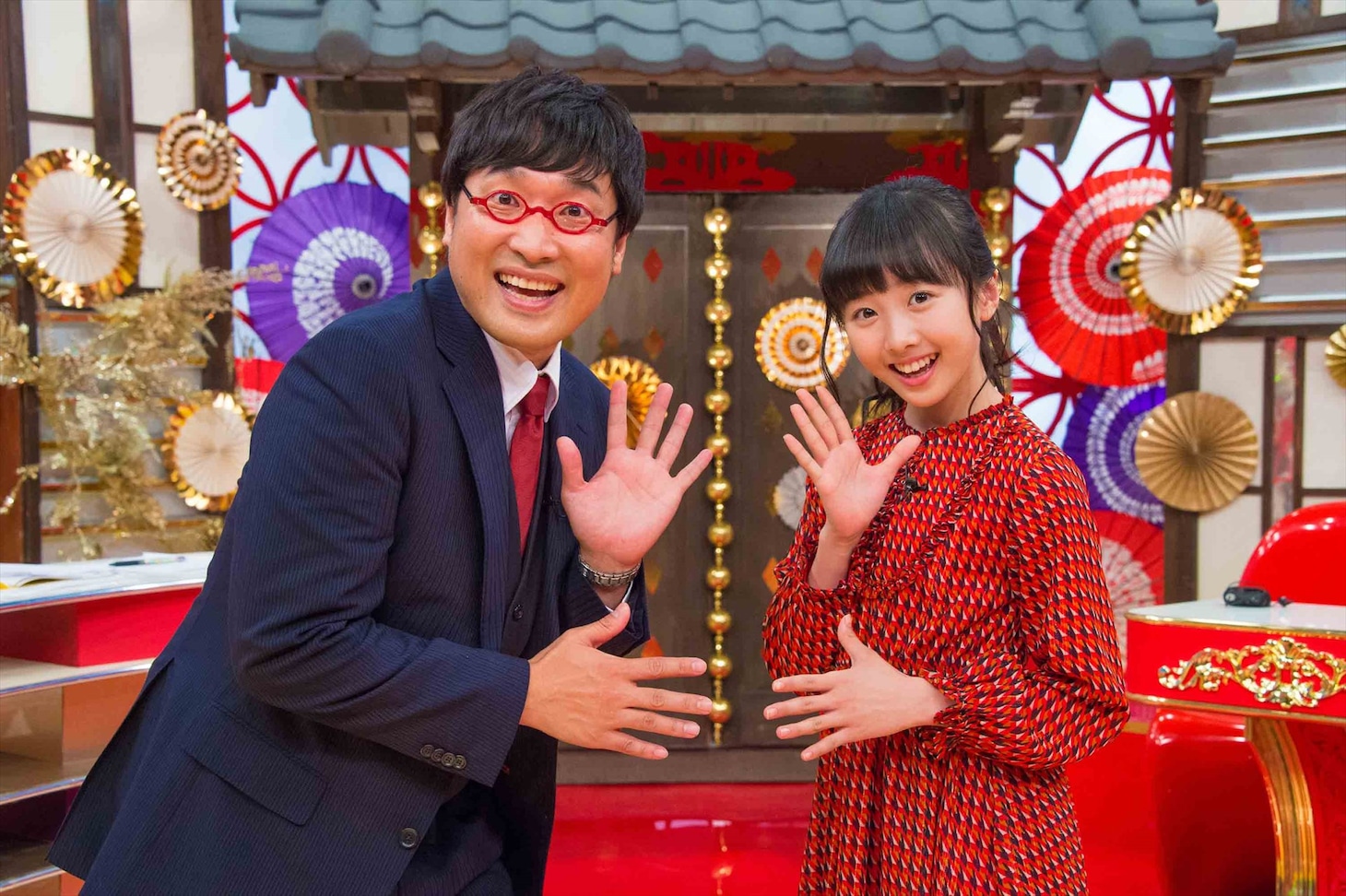 「イマドキ！才能発掘テスト～あの人気のオシゴト大潜入SP～」MCの（左から）南海キャンディーズ山里、本田望結。(c)関西テレビ