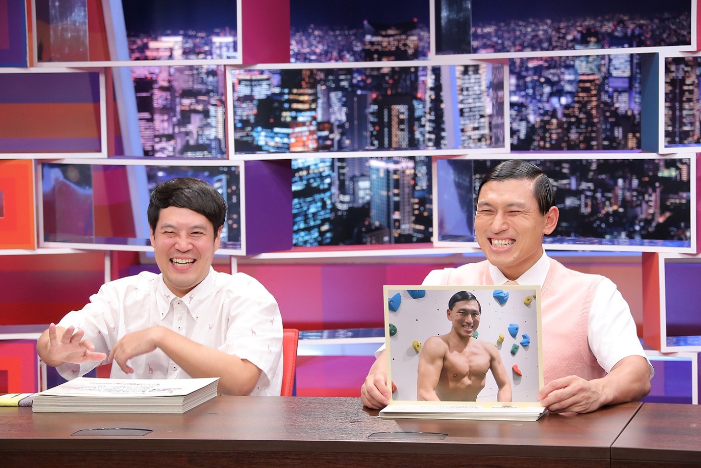 「採用！フリップNEWS」でプレゼンするオードリー春日（右）と、タカアンドトシ・タカ。(c)中京テレビ