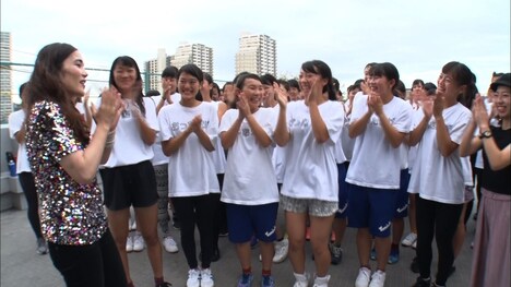 平野ノラ（左端）と、大阪府立登美丘高校ダンス部。(c)テレビ朝日