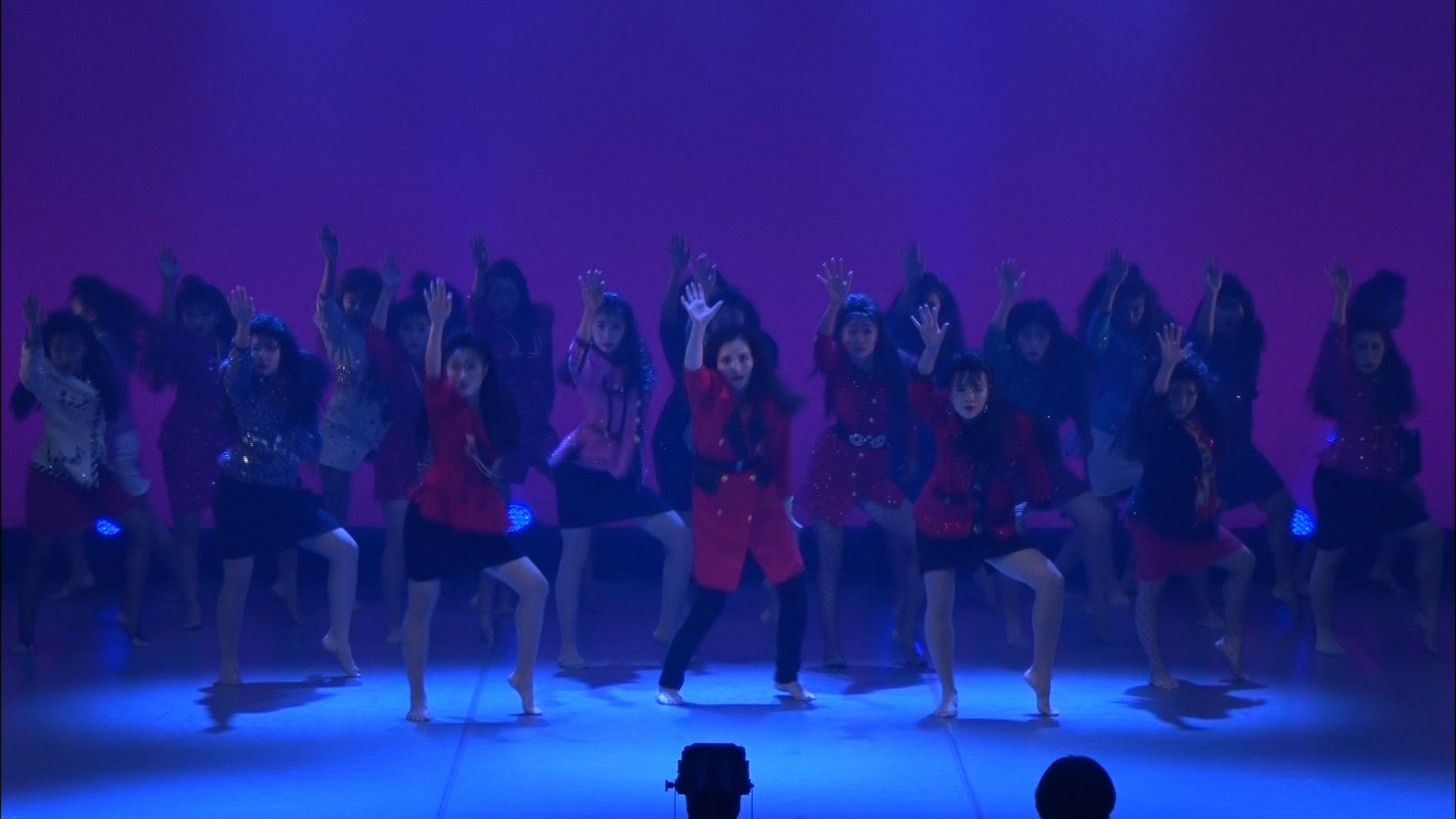 大阪府立登美丘高校ダンス部のバブリーダンスとコラボする平野ノラ（中央）。(c)テレビ朝日