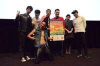 舞台挨拶に登場した品川庄司、ザ ツネハッチャン、COWCOW、アジアン馬場園。