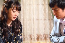 左から室谷由紀、ロバート山本。(c)BSフジ