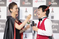 遼河はるひ（左）に「悪魔メシ」を「あーん」してもらう平成ノブシコブシ徳井（右）。