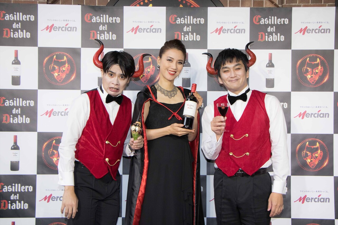 平成ノブシコブシ、悪魔に扮してワインと共に「悪魔メシ」試食