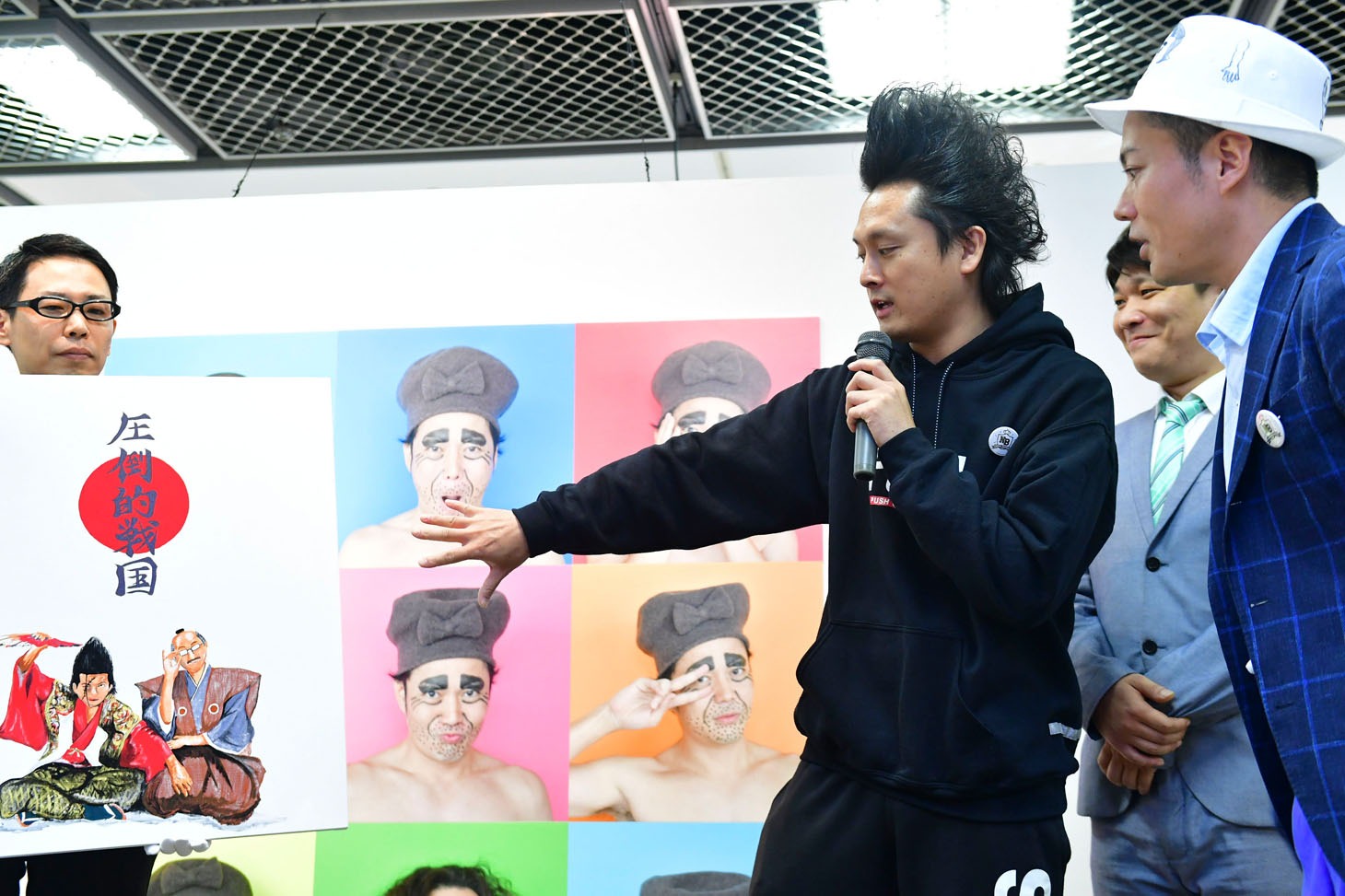 作品について語るミサイルマン岩部。