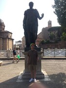 カエサルの像と写真を撮るバナナマン設楽。