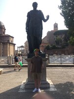 カエサルの像と写真を撮るバナナマン設楽。