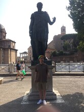 カエサルの像と写真を撮るバナナマン設楽。