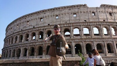 コロッセオの前でグラディエーターに扮装するバナナマン設楽。