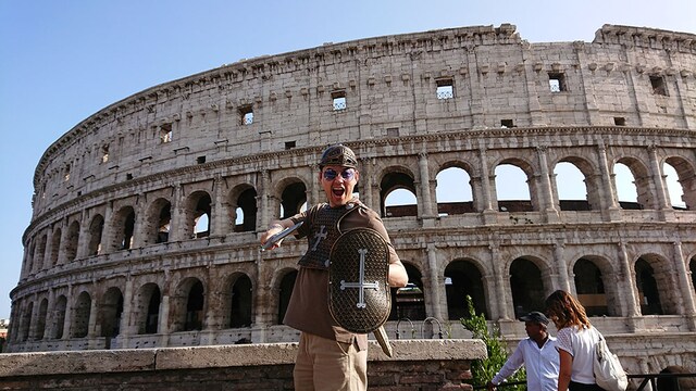 コロッセオの前でグラディエーターに扮装するバナナマン設楽。