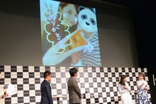 鈴木あきえの書いたライブメッセージを披露した場面。