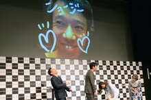 藤本美貴の書いたライブメッセージを披露した場面。