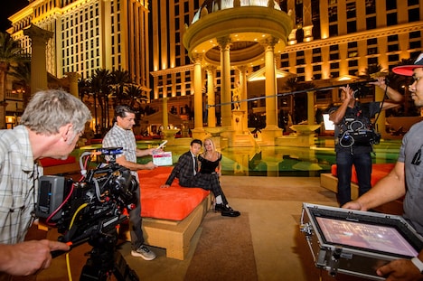 シーザーズ・エンターテインメント・コーポレーションのPR動画の撮影に臨むピース綾部。