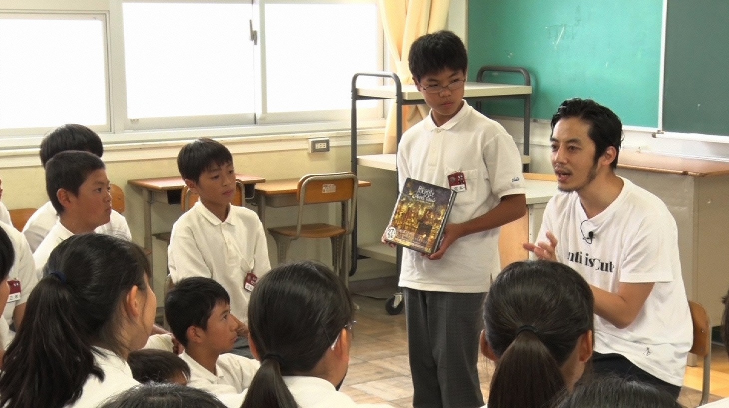 中学生たちに向けた授業を展開するキングコング西野。(c)読売テレビ