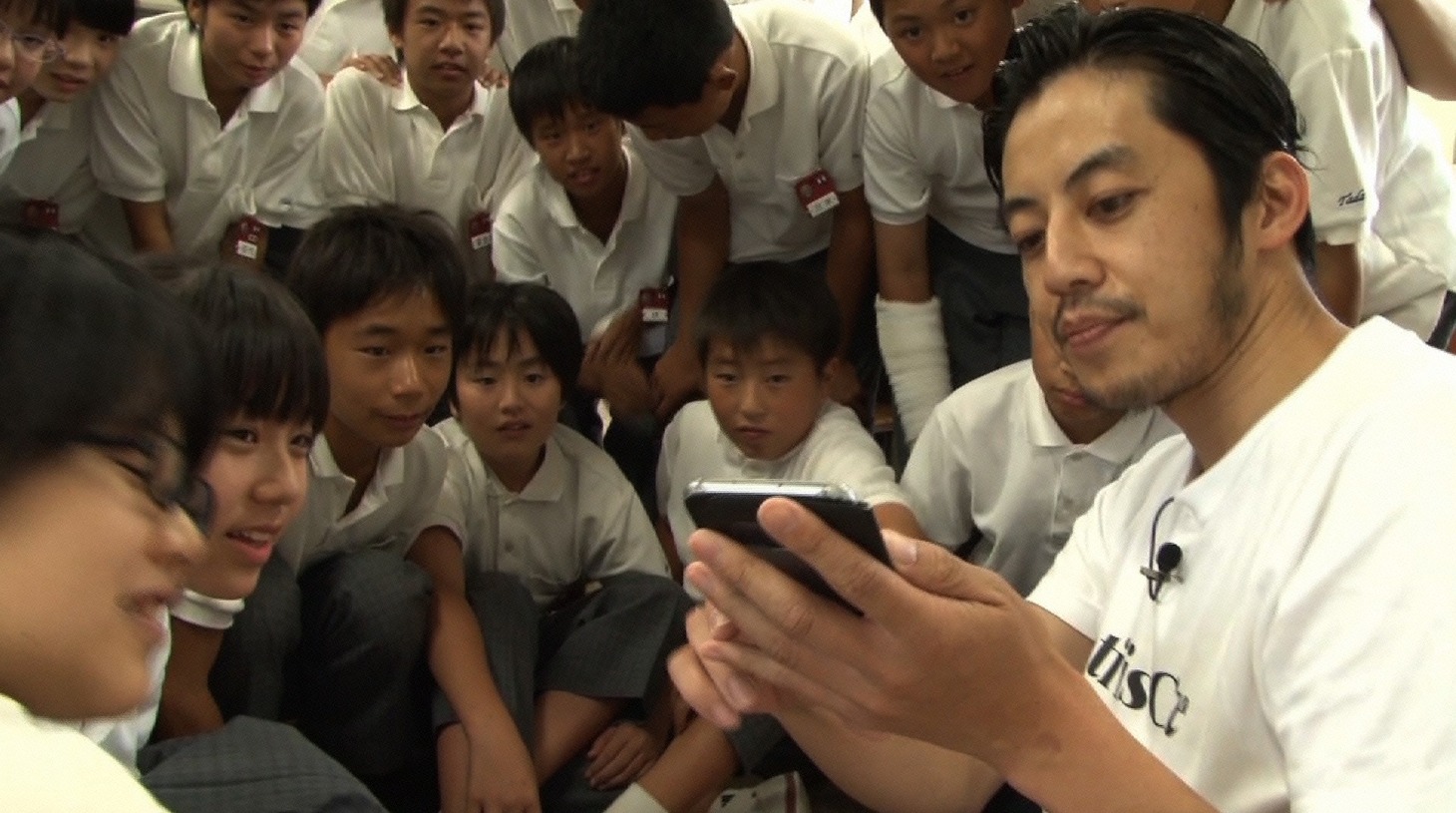 中学生たちに向けた授業を展開するキングコング西野。(c)読売テレビ