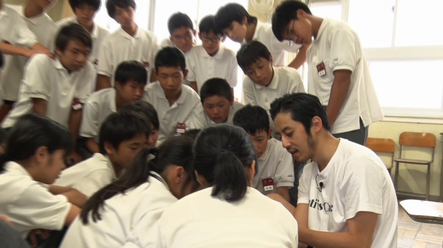 中学生たちに向けた授業を展開するキングコング西野。(c)読売テレビ