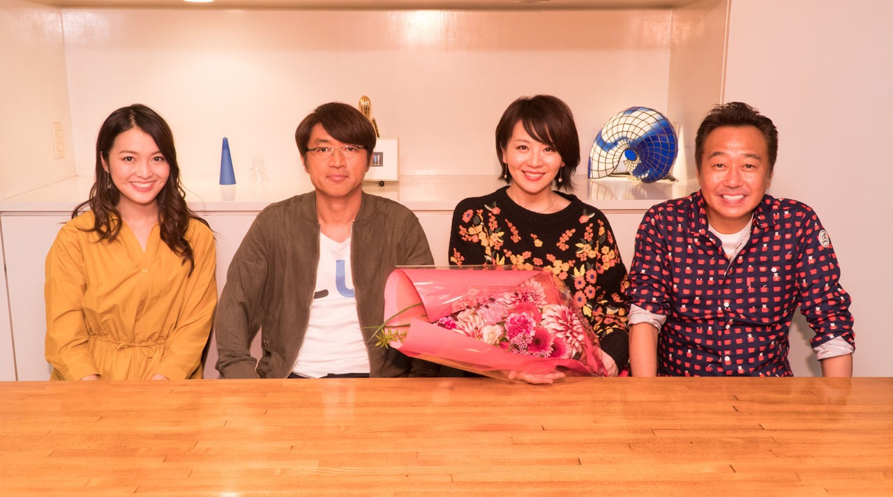 収録後に撮影された記念写真。左から福田典子アナ、さまぁ～ず大竹、大橋未歩アナ、さまぁ～ず三村。(c)テレビ東京