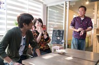 大橋未歩アナが参加した「モヤさま」下北沢ロケの様子。(c)テレビ東京