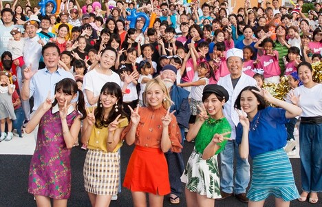 東京・品川区のPR動画に出演するベイビーレイズJAPAN（前列）と品川区民たち。(c)品川区