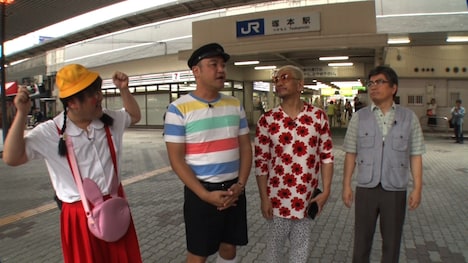 大阪・JR塚本駅を訪れる松本家。(c)ABC