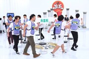 「千原ジュニアの座王」でイス取りゲームに臨む芸人たち。(c)関西テレビ
