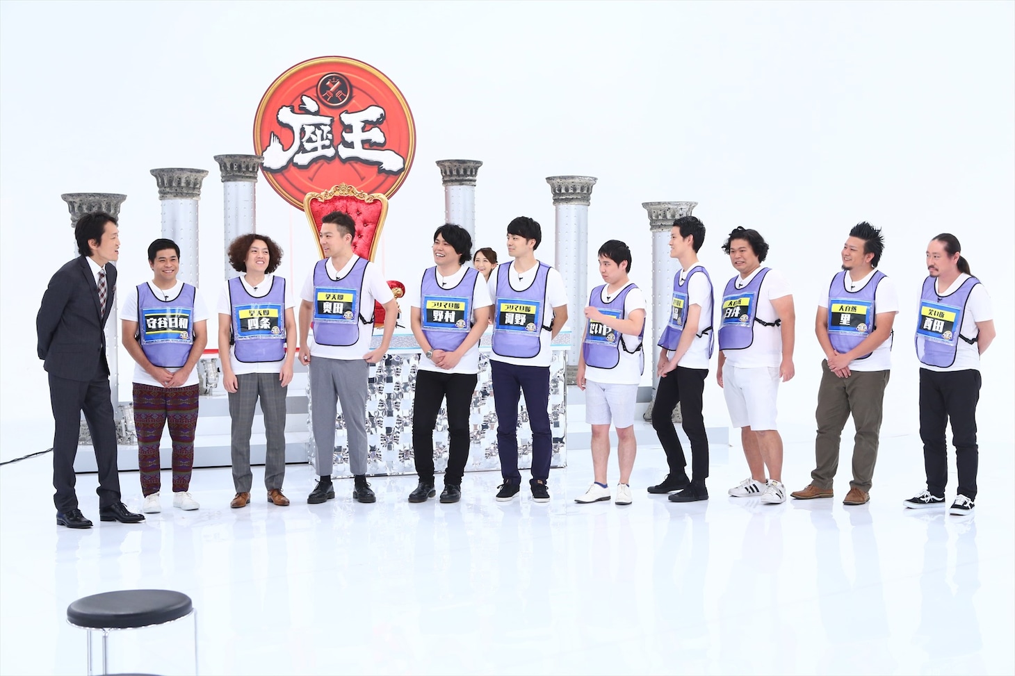 MCの千原ジュニア（左端）と、イス取りゲームに臨む芸人たち。(c)関西テレビ