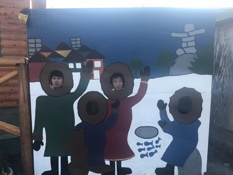 カナダの観光地で記念撮影するさらば青春の光。