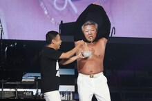 梅宮辰夫の体モノマネを披露するロバート秋山（右）。